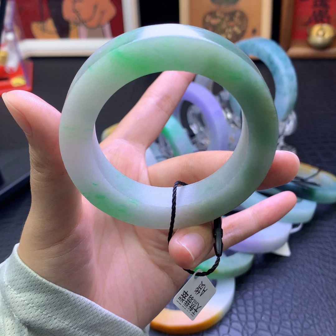 定制翡翠未镶嵌半山水白底青