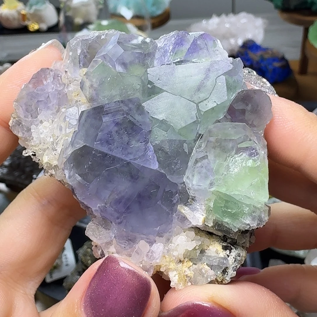 石材紫绿萤水晶共生摆件