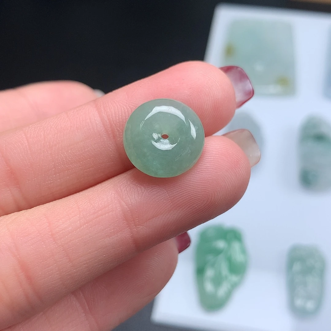 翡翠未镶嵌颈饰平安扣