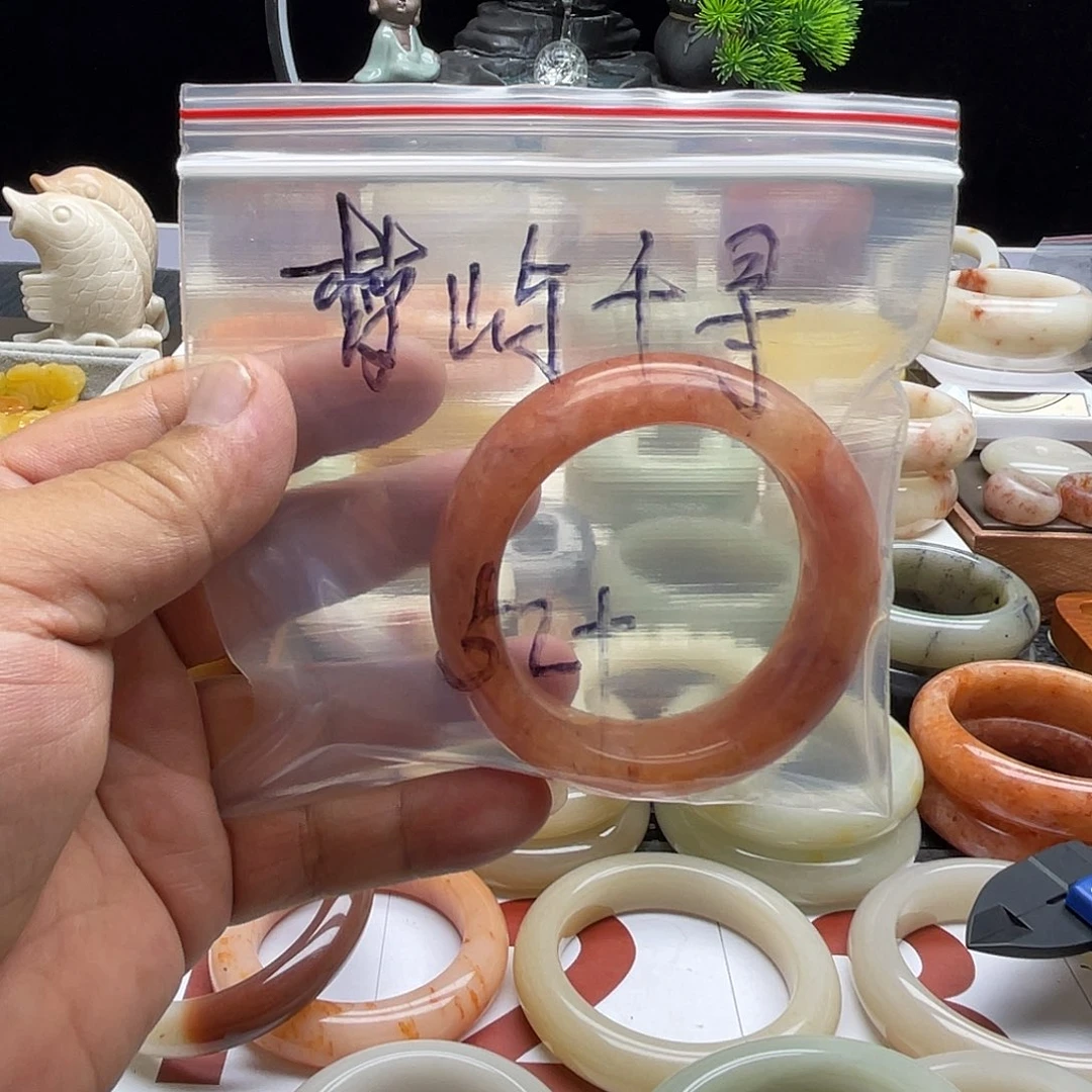 ᥫ***寻石英质玉（佘太翠）手镯未镶嵌