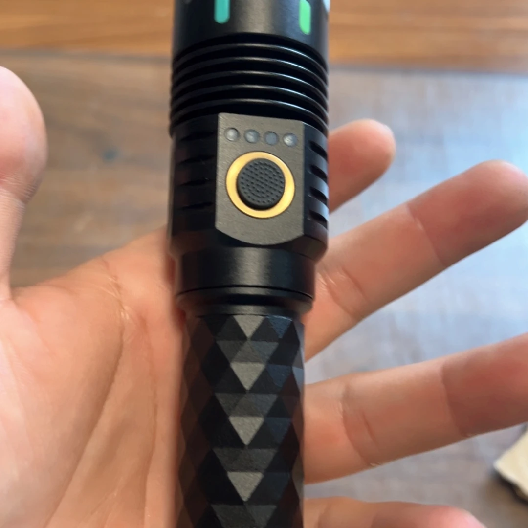 X6强光照射手电万流小直