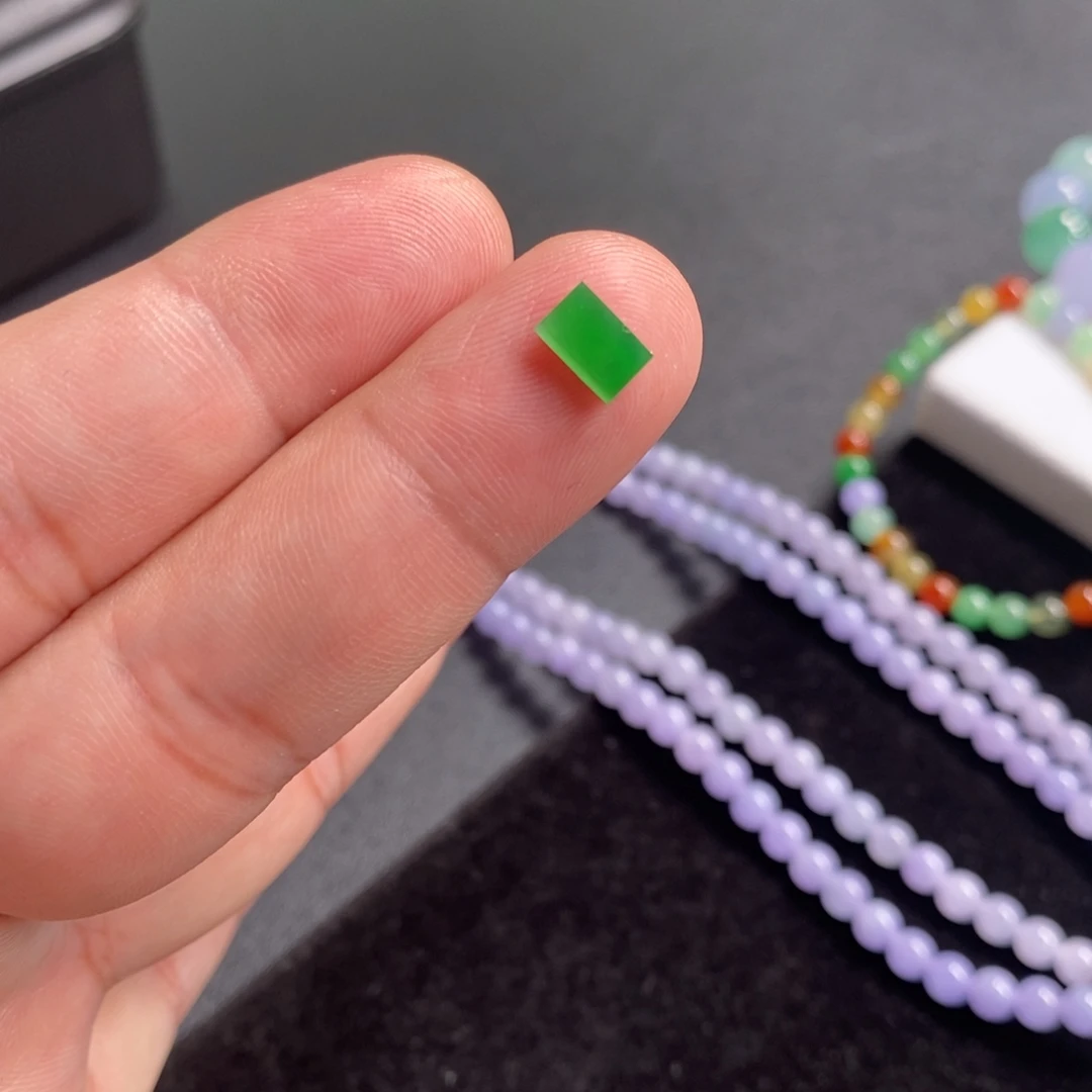 翡翠裸石阳绿马鞍
