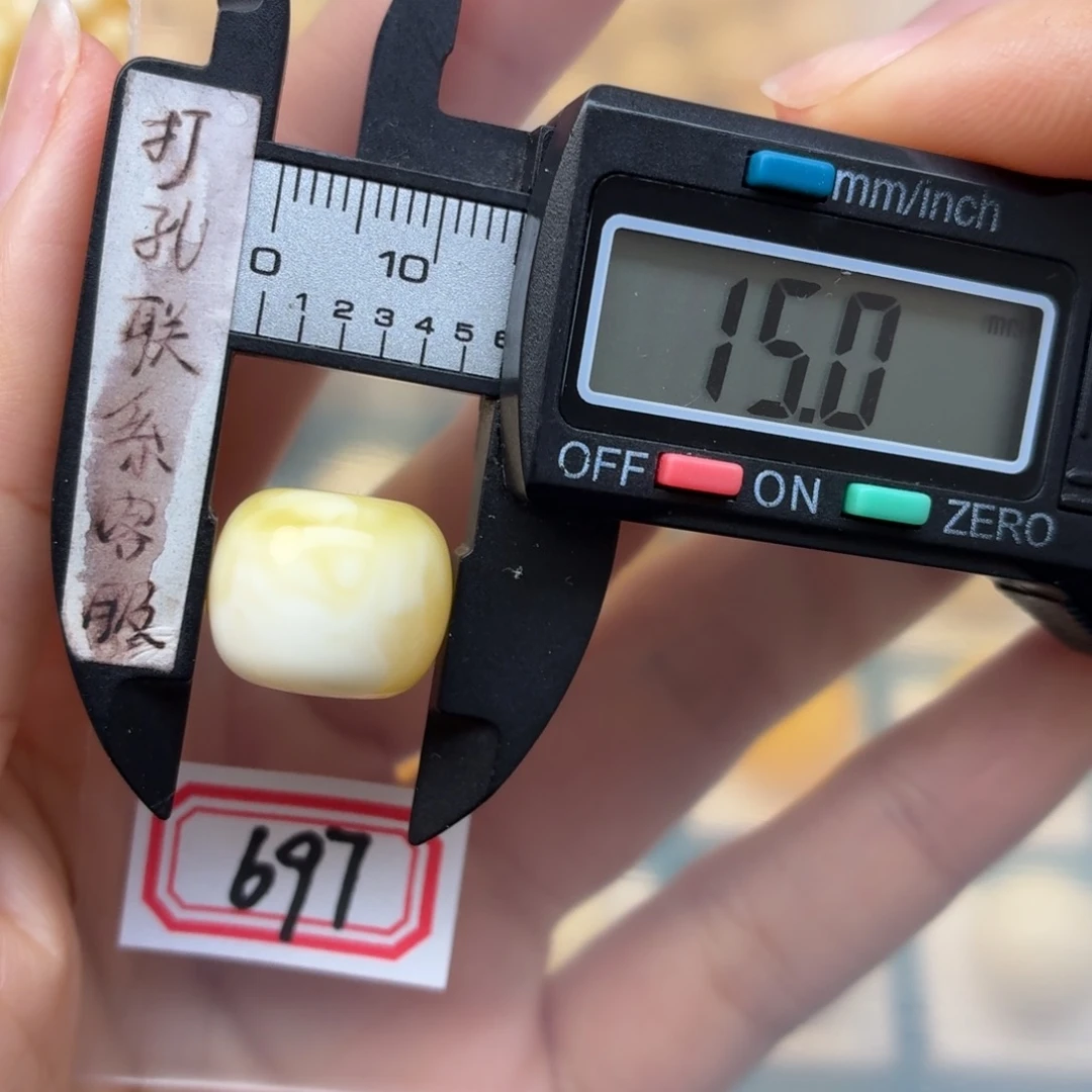 刘***炮蜜蜡未镶嵌裸石蜜蜡