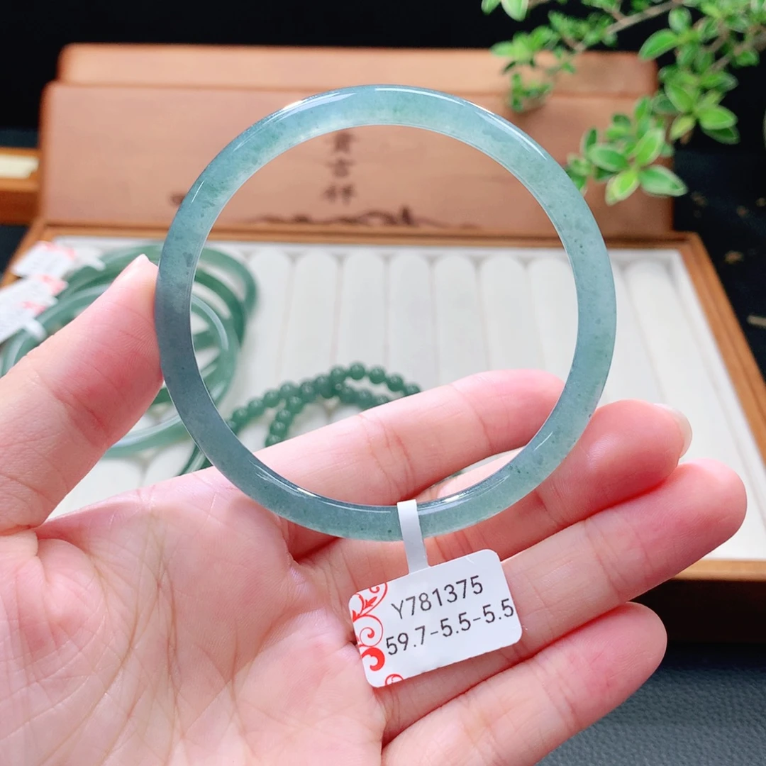 翡翠未镶嵌手镯（圆镯）