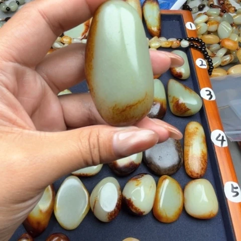 和田玉颈饰未镶嵌坐**起
