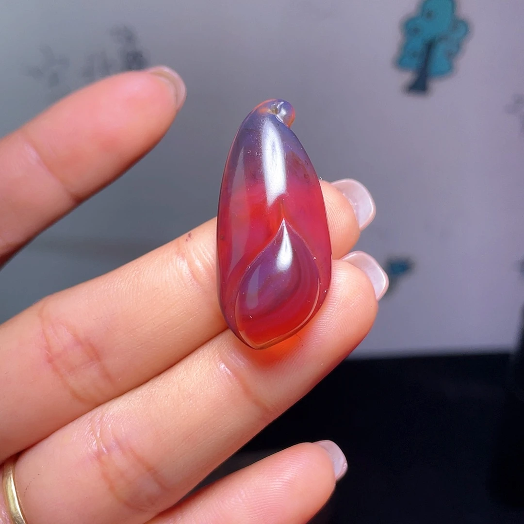 琥珀裸石未镶嵌。