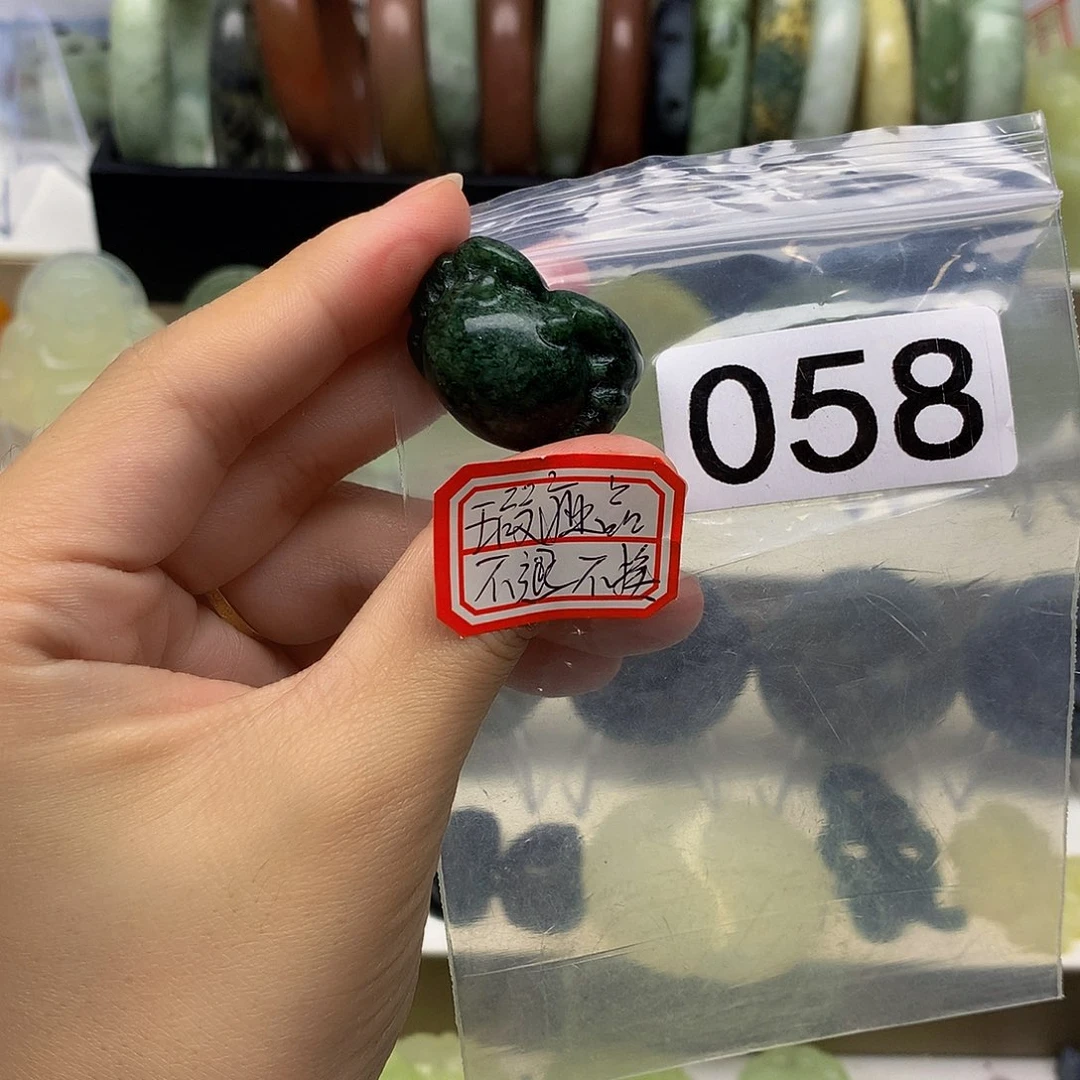 蛇纹石玉颈饰未镶嵌