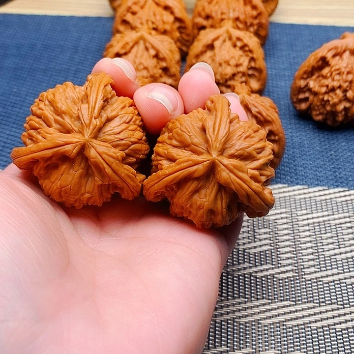 丰***山文玩核桃吊坠三棱