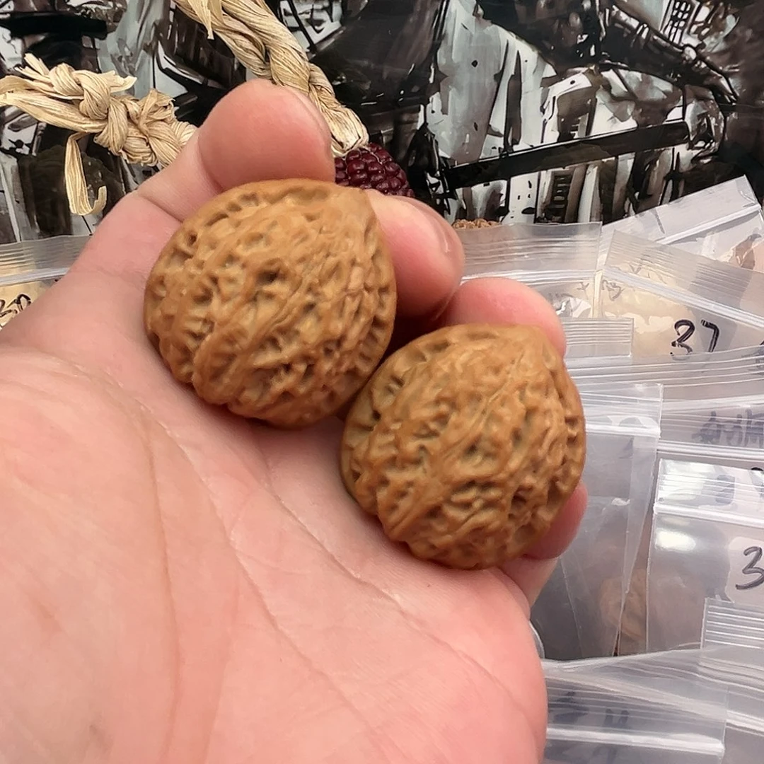 文玩核桃把件金牛小手捻32尺