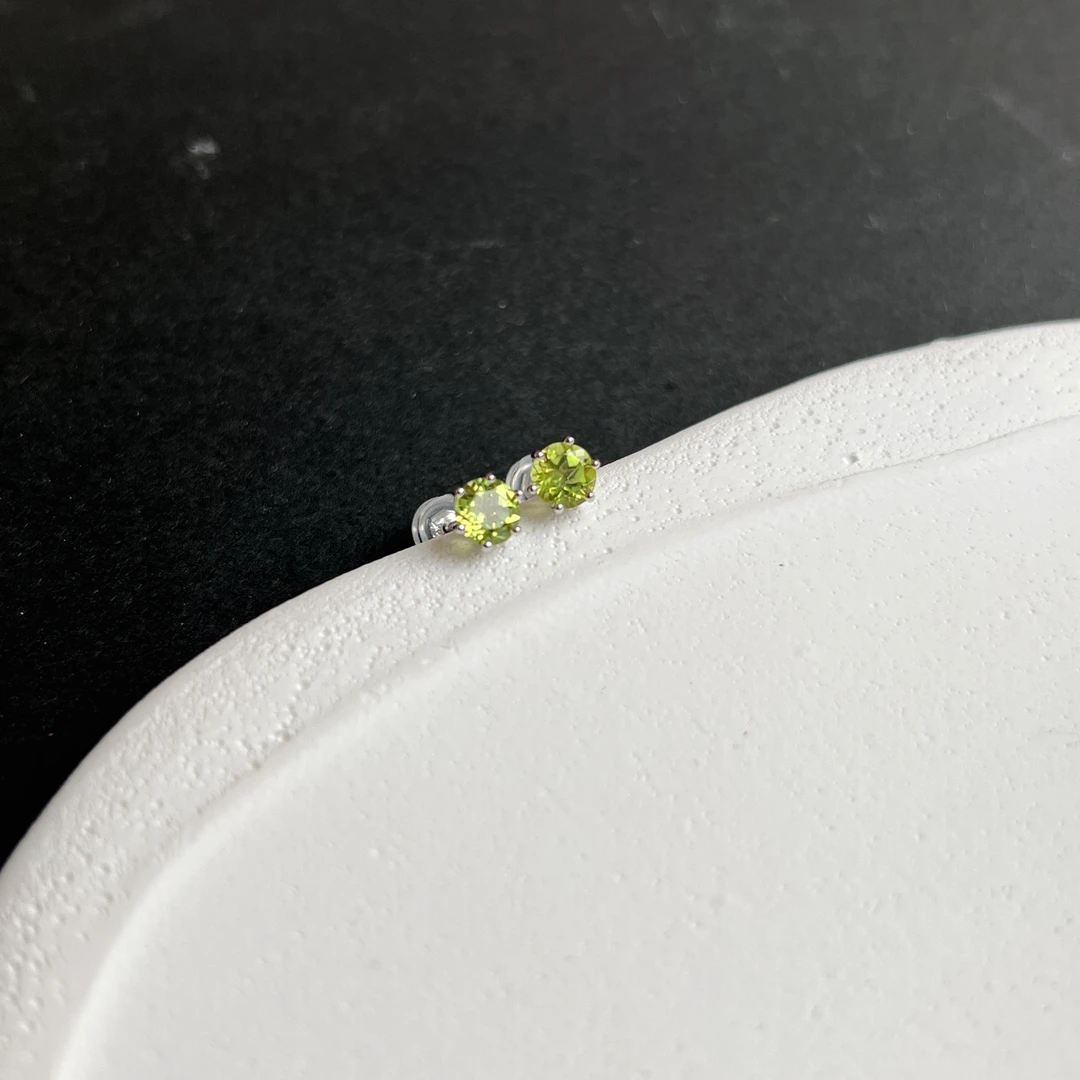 橄榄石耳钉s925银 直径约5mm