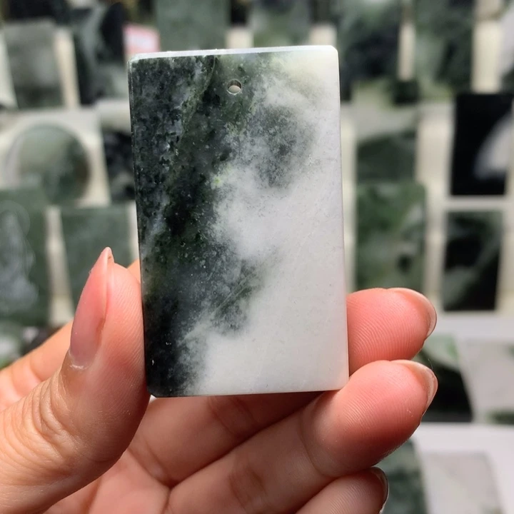 独山玉颈饰未镶嵌