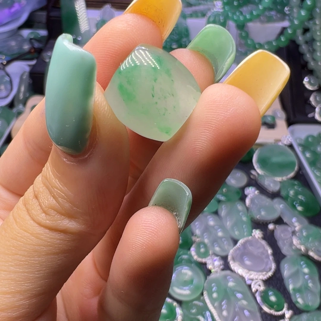 石英质玉（非洲翠）未镶嵌颈饰