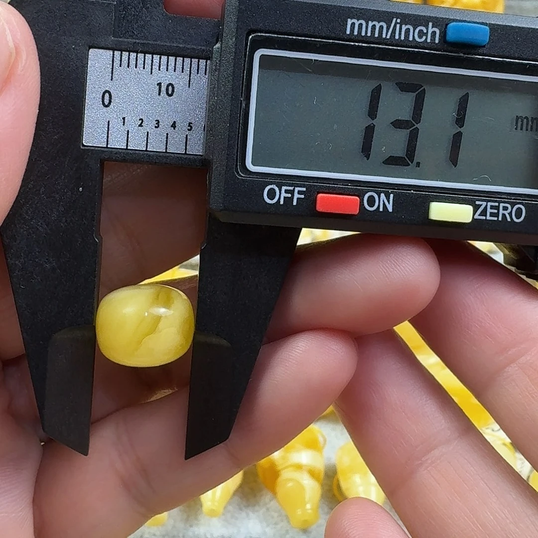 小***蝶蜜蜡未镶嵌裸石25