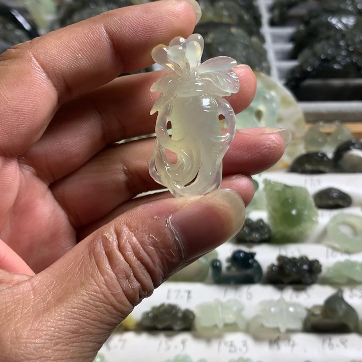 蛇纹石玉未镶嵌颈饰人参