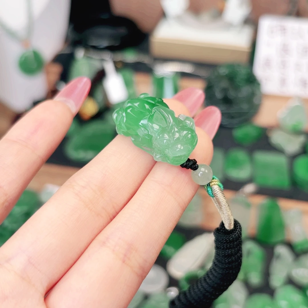 石英质玉（非洲翠）未镶嵌颈饰