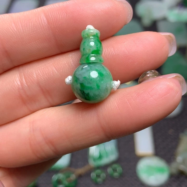 翡翠挂件未镶嵌……