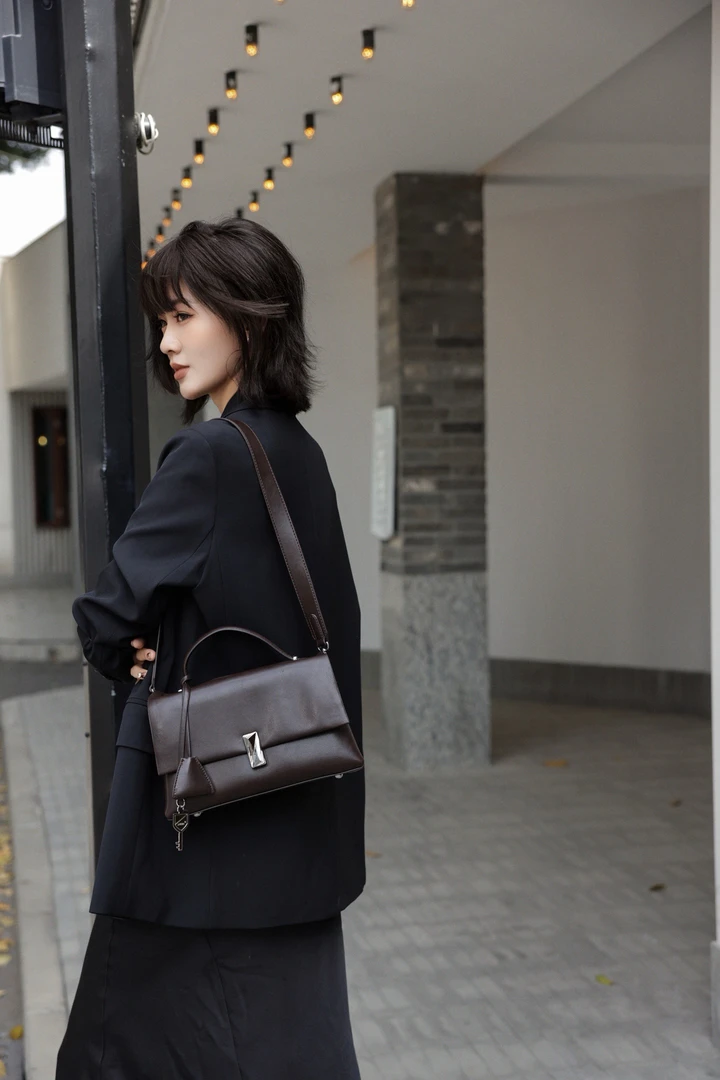 春夏新款女士复古便携式简约邮差包公文包时尚系斜挎包（3990）