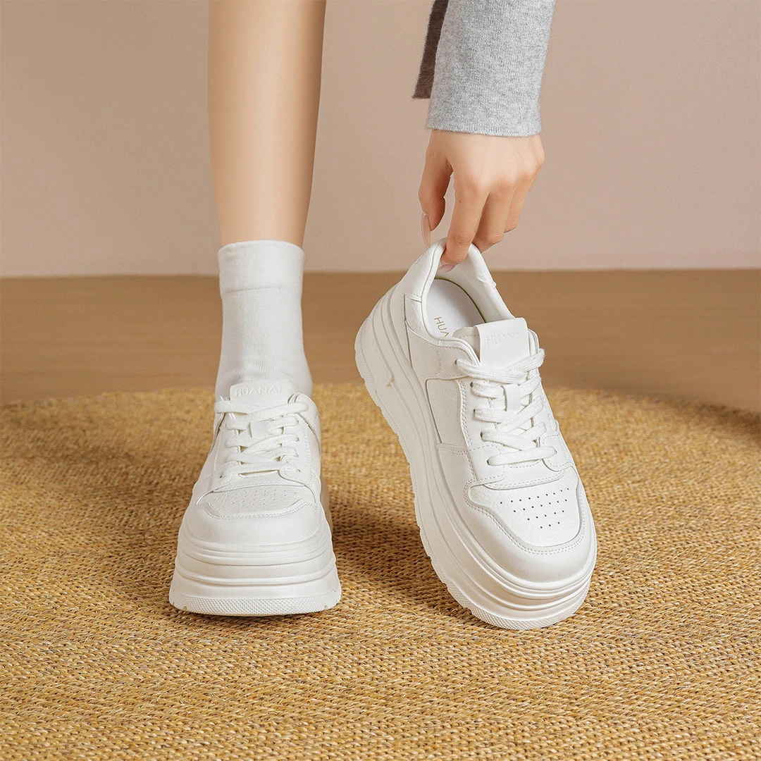 华耐厚底小白鞋女2025秋季新款轻便软底增高学生板鞋休闲运动女鞋