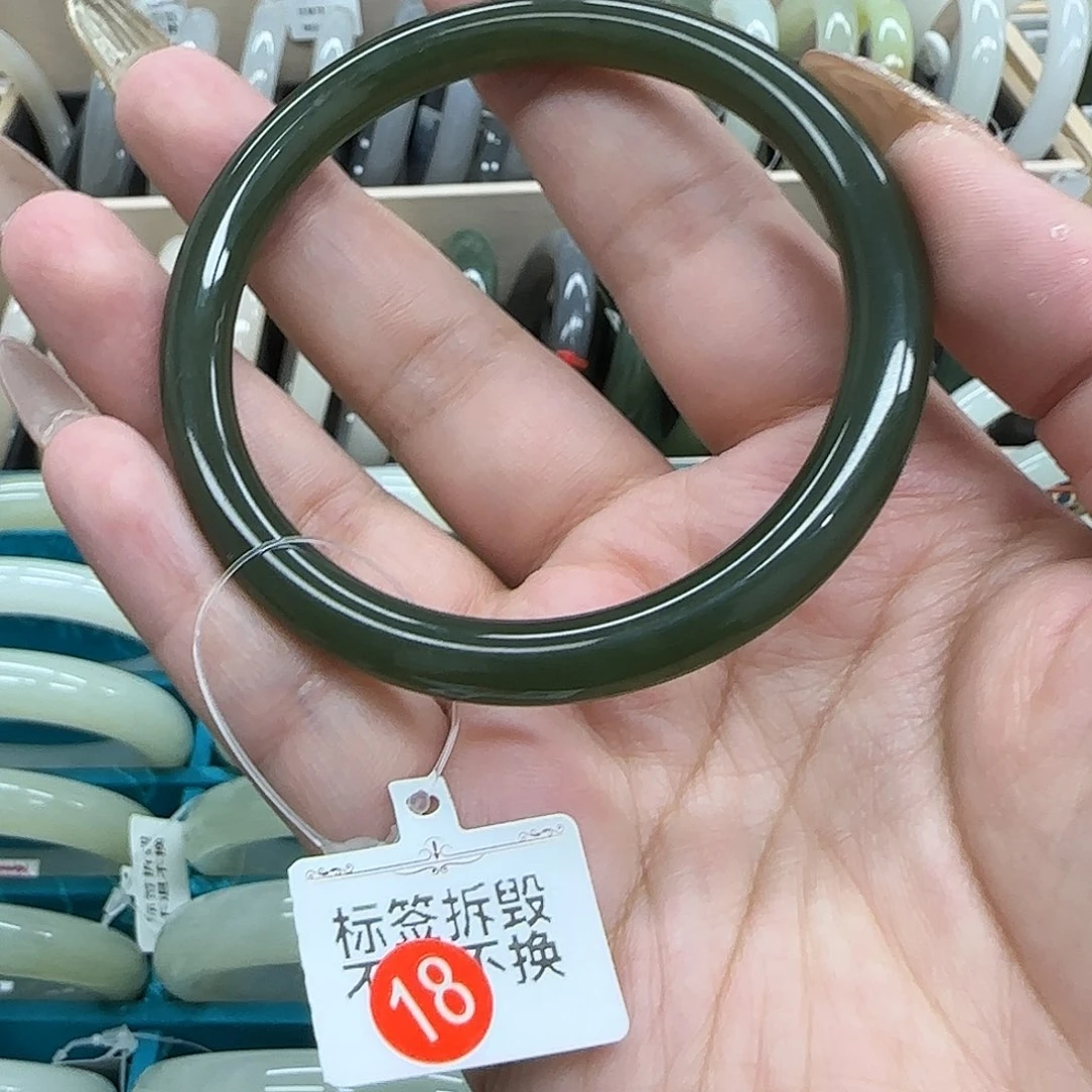 和田玉手镯未镶嵌什***！