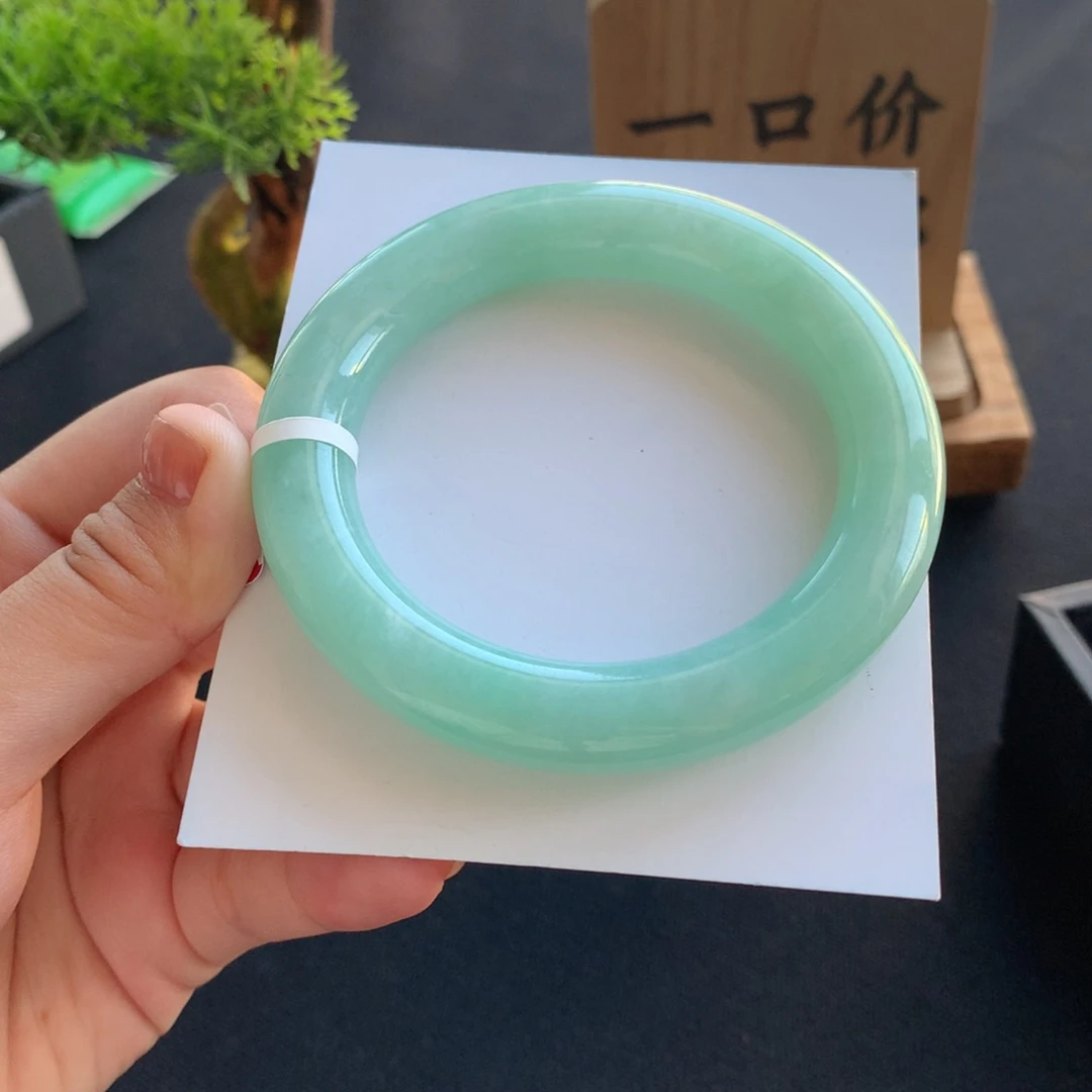 翡翠手镯未镶嵌翡翠