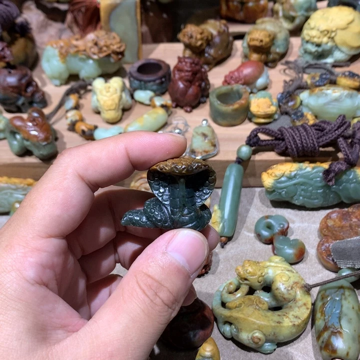 未镶嵌岫岩河磨玉（透闪石质玉）挂件