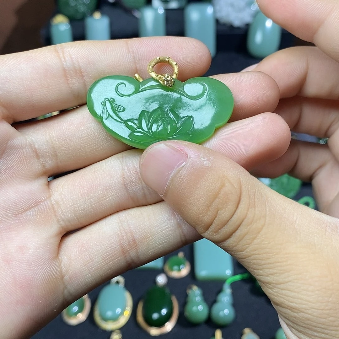 和田玉18K金镶嵌颈饰小**朵