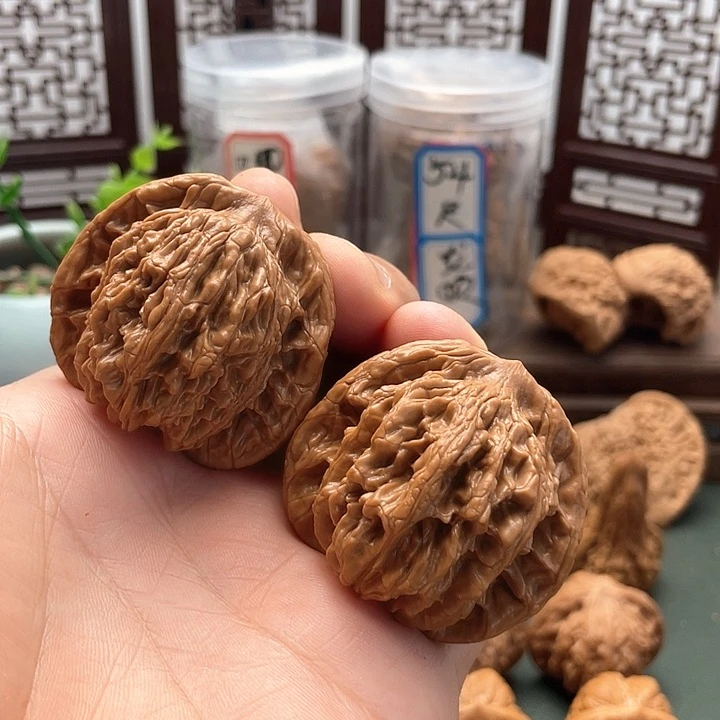 文玩核桃吊坠虎头