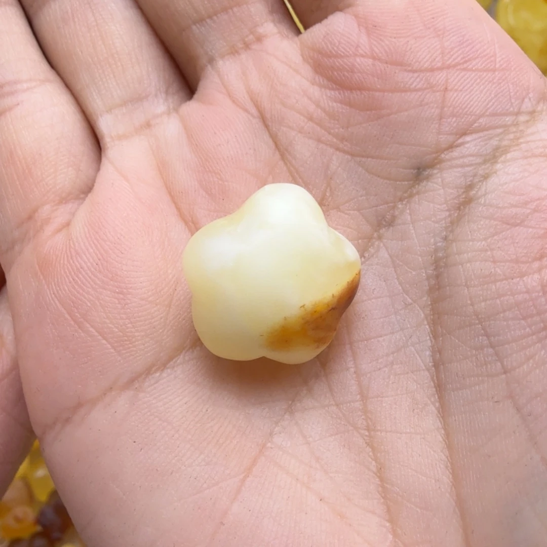 蜜蜡未镶嵌珠宝奇石