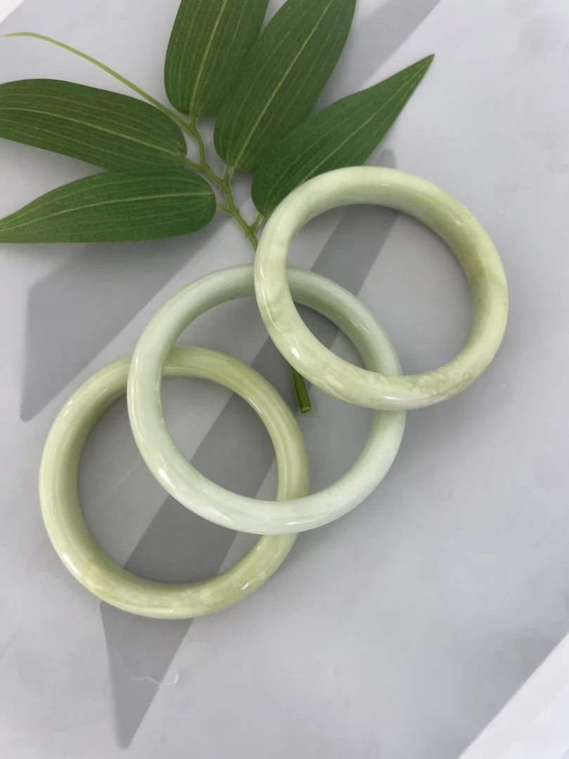 翠青手镯（多样性 发其一)瑕疵