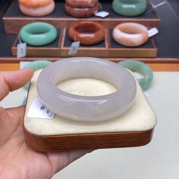 未镶嵌手镯石英质玉
