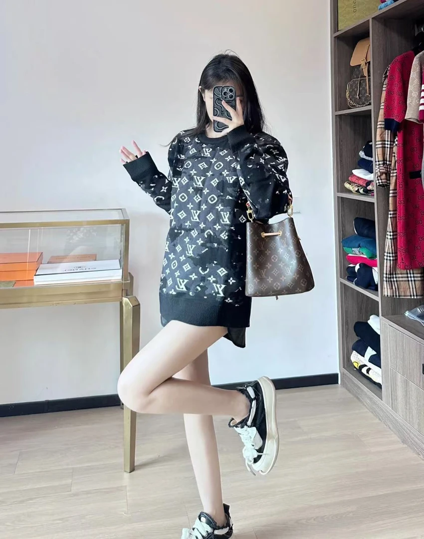 未使用 LouisVuitton/路易威登 TY满印做旧圆领针织衫 HKN03W