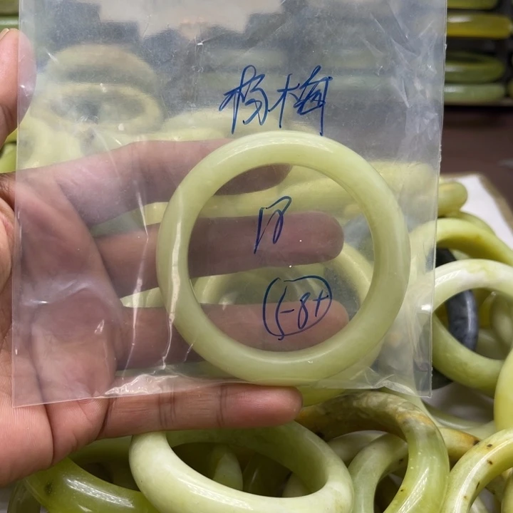 杨***梅蛇纹石玉未镶嵌手镯1