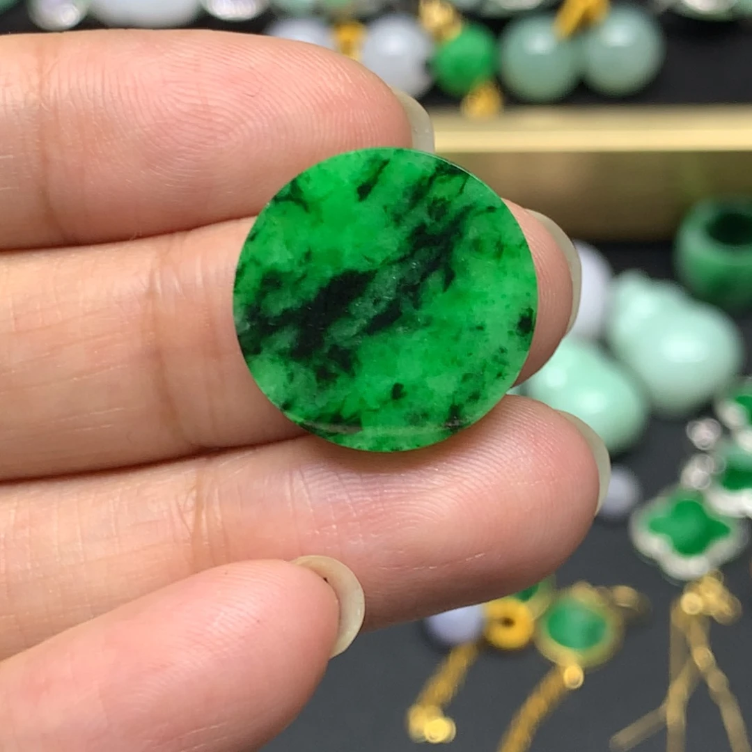 吊坠(不含链)未镶嵌翡翠小**?有纹裂