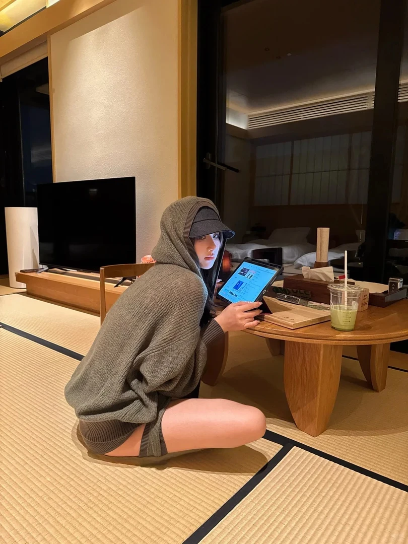 2025秋季新款设计感慵懒风复古宽松毛针织开衫配显瘦针织短裤套装