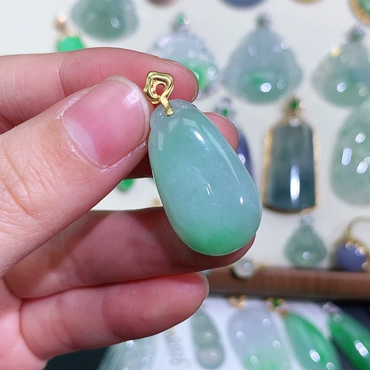 翡翠18K金镶嵌颈饰福瓜