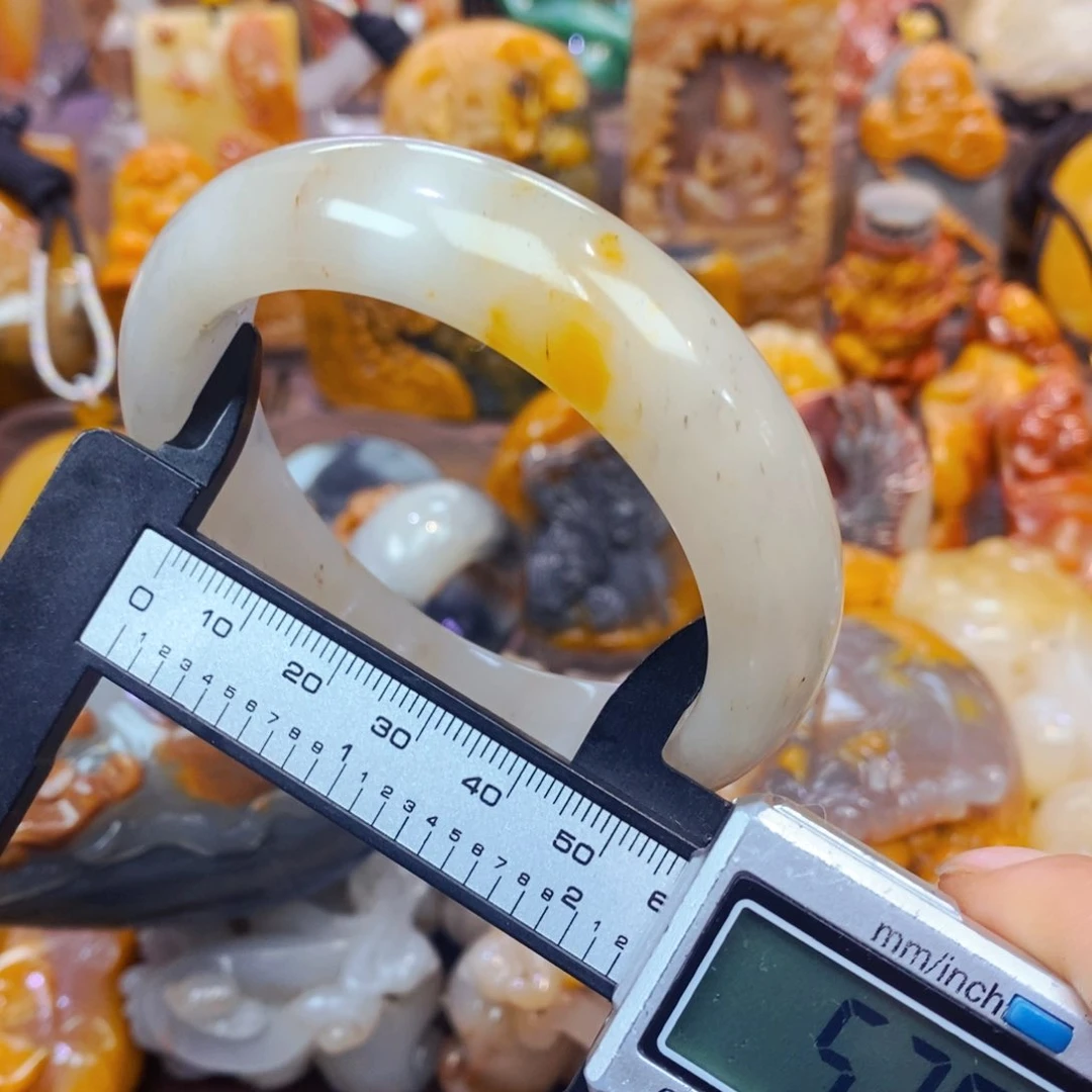 未镶嵌石英质玉（黄龙玉）颈饰