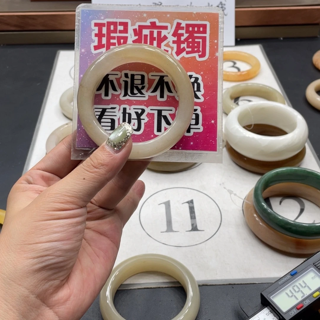 橙****石英质玉手镯未镶嵌