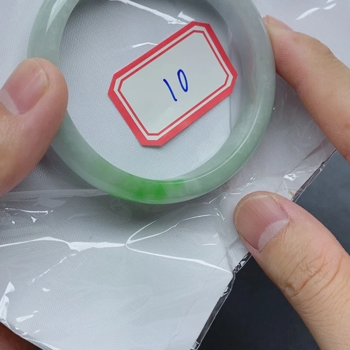 翡翠手镯未镶嵌小*熊