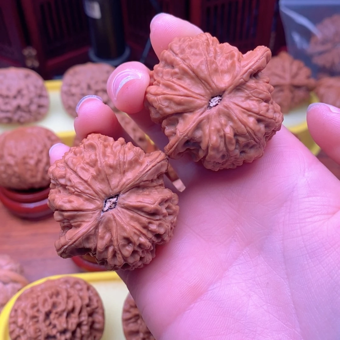 文玩核桃吊坠一**力血麒麟