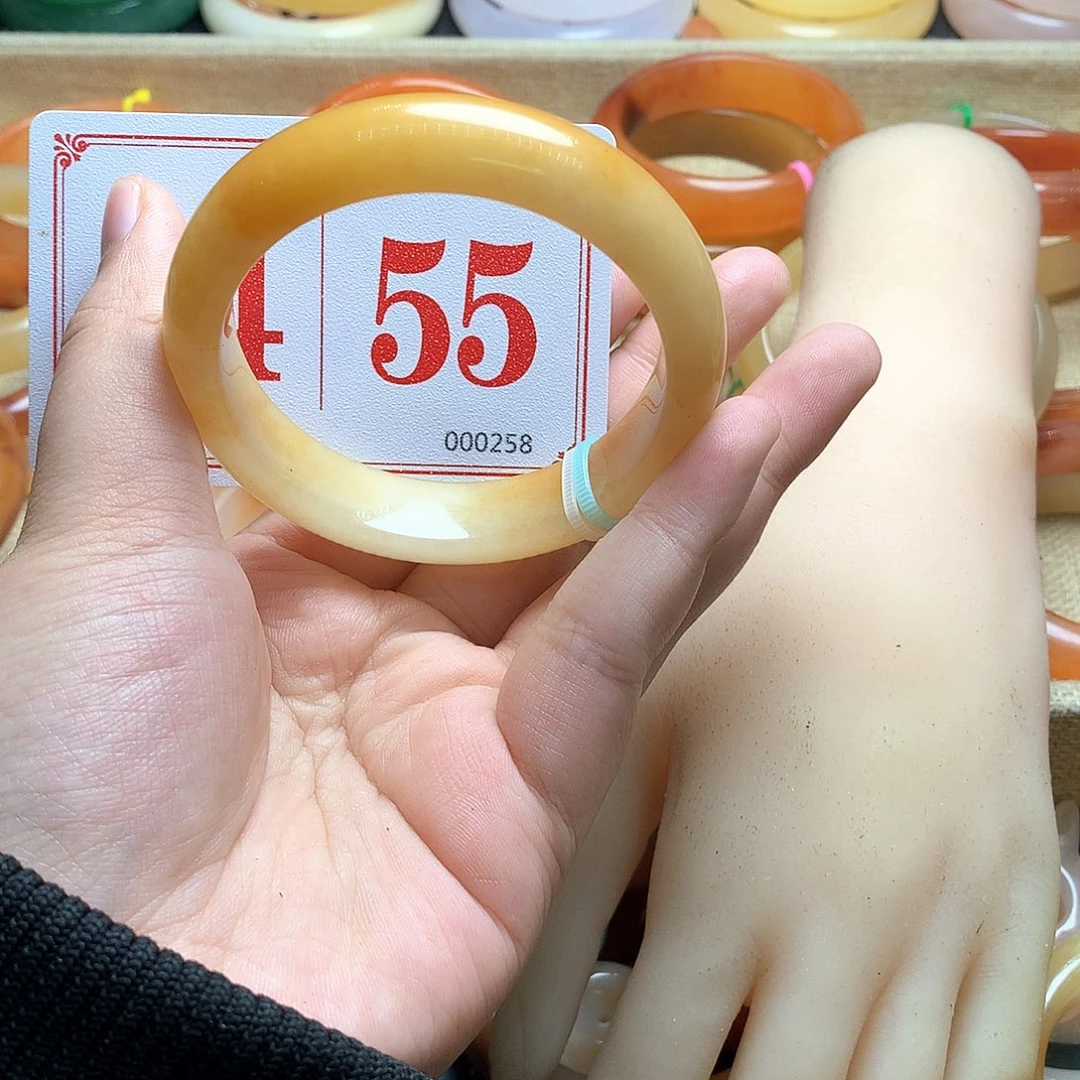 未镶嵌石英质玉（黄龙玉）手镯