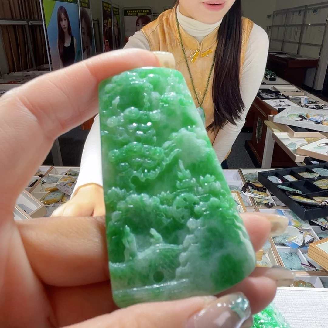 翡翠未镶嵌颈饰一