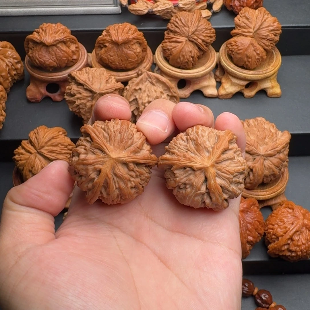 文玩核桃把件白狮子球奔猫头鹰三棱