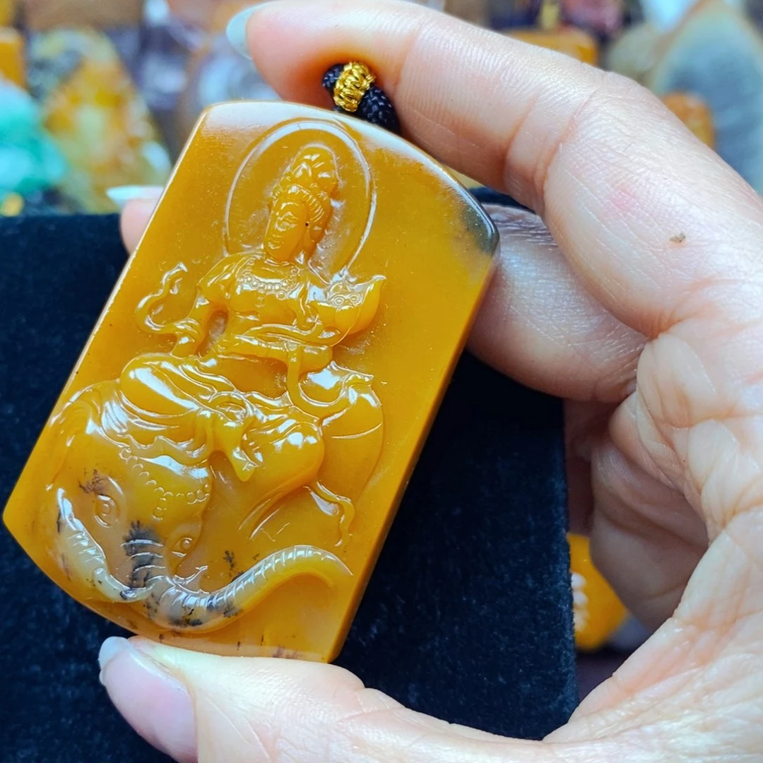 未镶嵌石英质玉（黄龙玉）颈饰