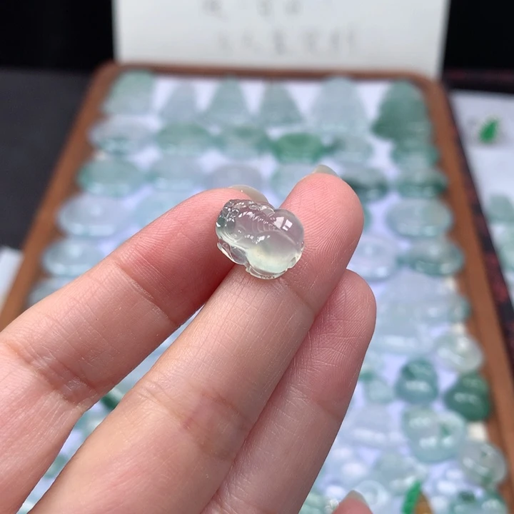 颈饰未镶嵌翡翠冰种飘花貔貅