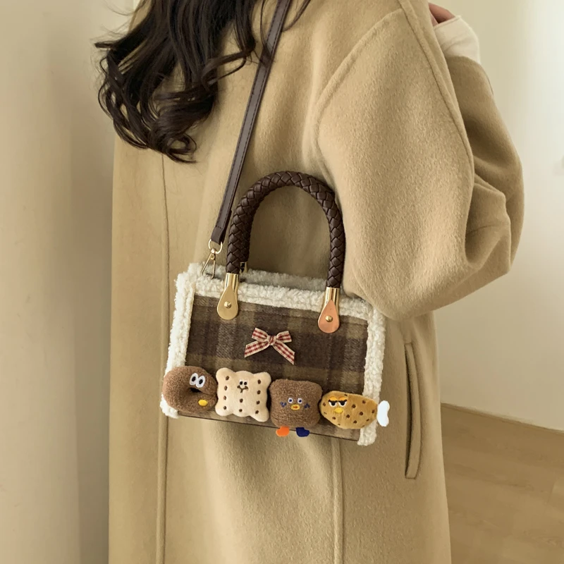 可爱少女风小众韩系包包女2025新款复古百搭斜挎包超火毛呢手提包