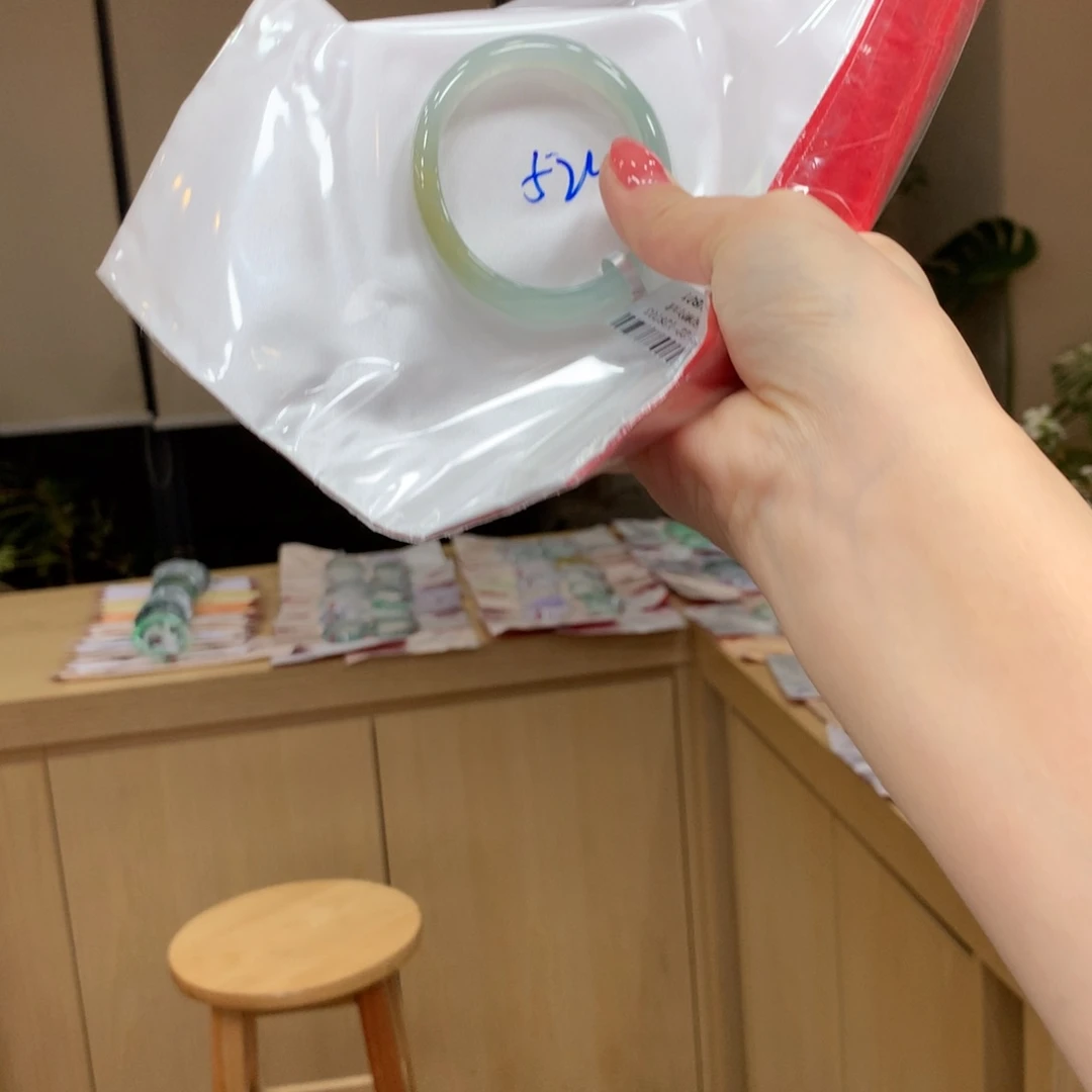 翡翠手镯未镶嵌不退不换