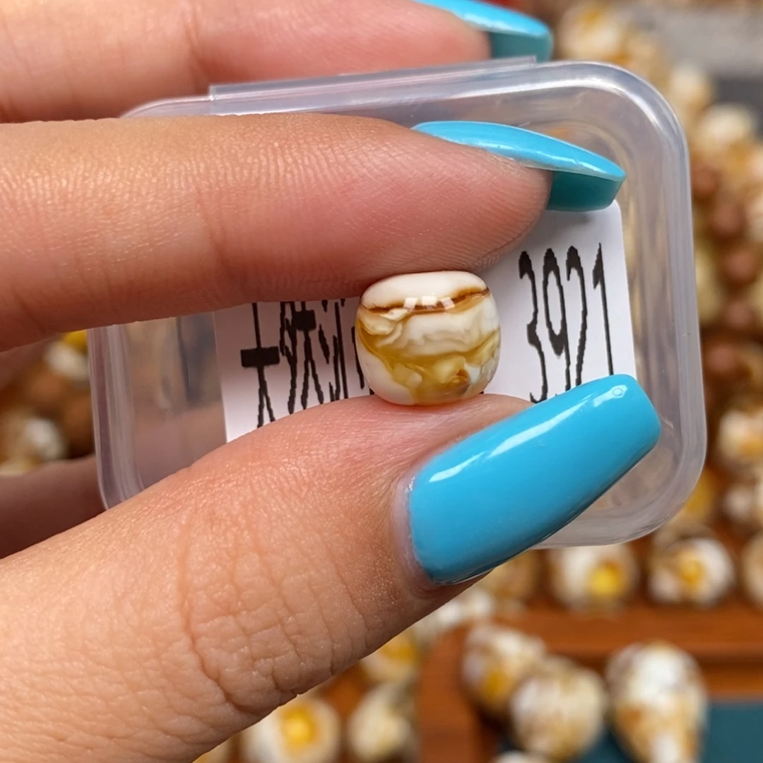 琥珀未镶嵌珠宝奇石3921