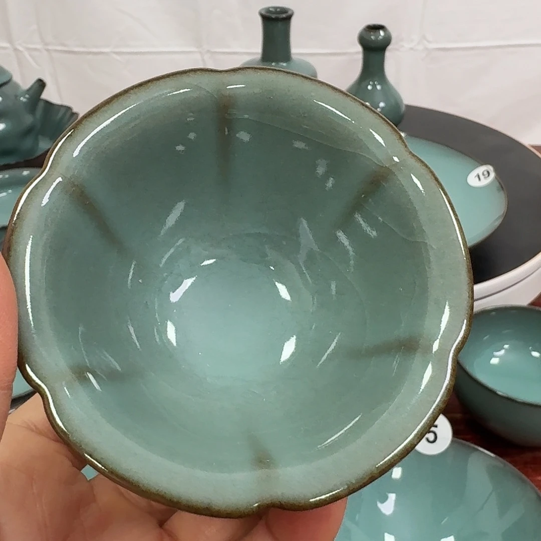 铁胎开片花口杯子