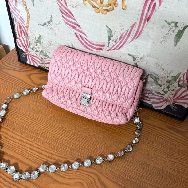 95新 MIU MIU/缪缪 粉色褶皱宝石链斜挎包