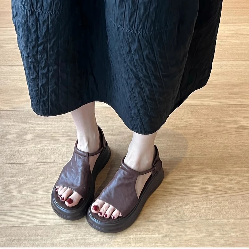 厚底凉鞋女夏季新款复古软底舒适休闲露趾踩屎感外穿女款平底鞋